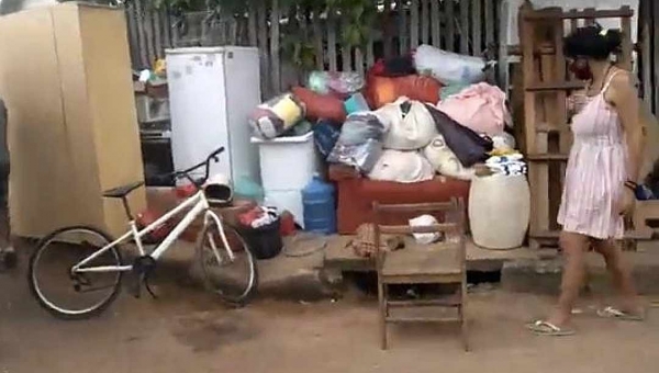Famílias que seriam despejadas de casa no João Eduardo por falta de pagamento recebem ajuda para aluguel em outra residência