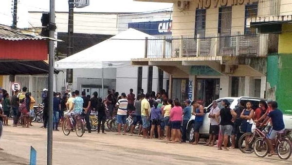 Caixa e lotérica têm longas filas para saque emergencial de R$ 600 no interior do Acre