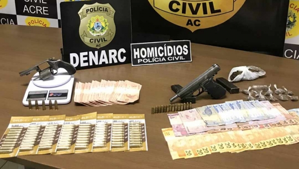 Polícia Civil apreende armas, munições, drogas e insumos; uma pessoa é presa