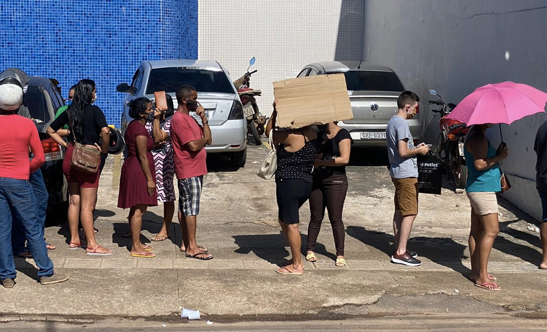  Filas quilométricas em busca do auxílio na Caixa Econômica derrubam isolamento social no Acre