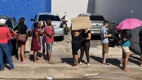  Filas quilométricas em busca do auxílio na Caixa Econômica derrubam isolamento social no Acre