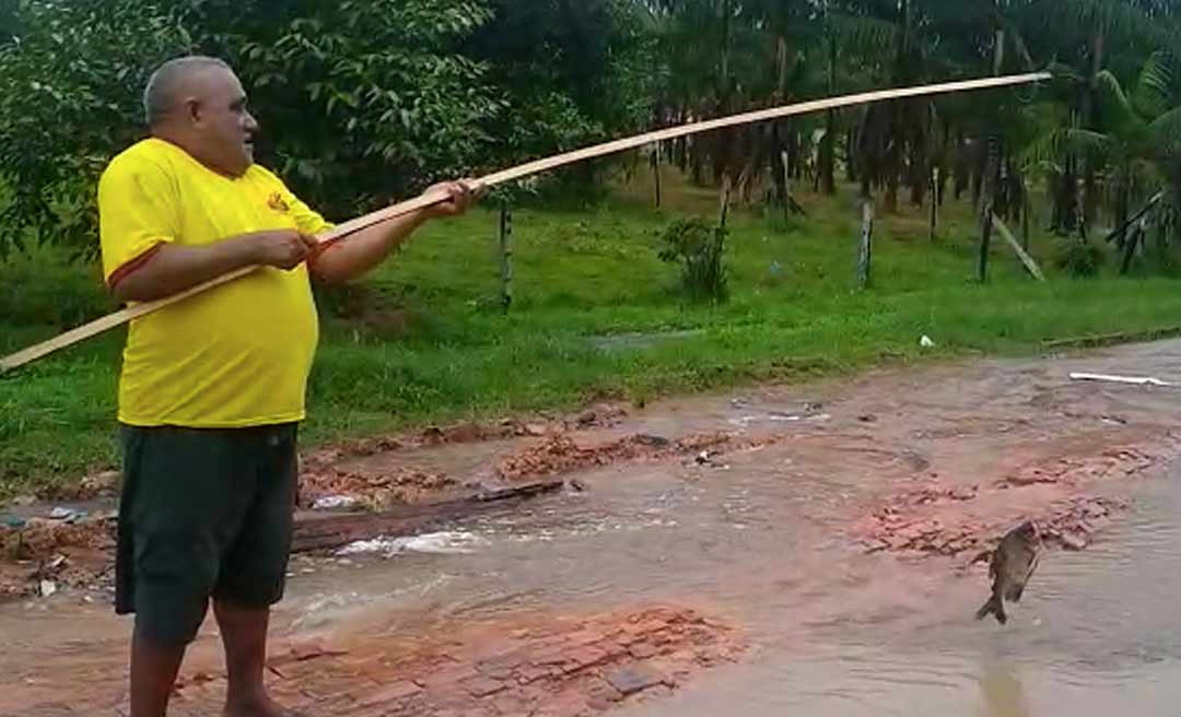 Em protesto, morador faz vídeo de pescaria em rua esburacada de Feijó