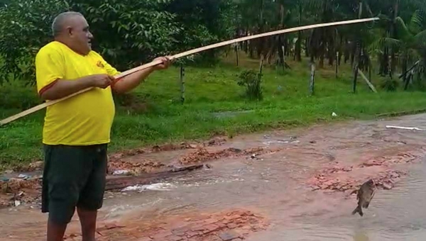 Em protesto, morador faz vídeo de pescaria em rua esburacada de Feijó