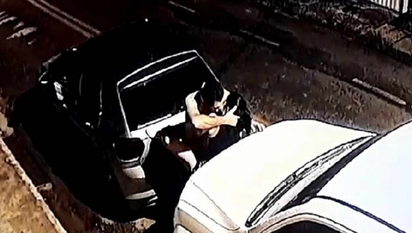 Casal é flagrado por câmera de segurança fazendo sexo no meio da rua em Rio Branco