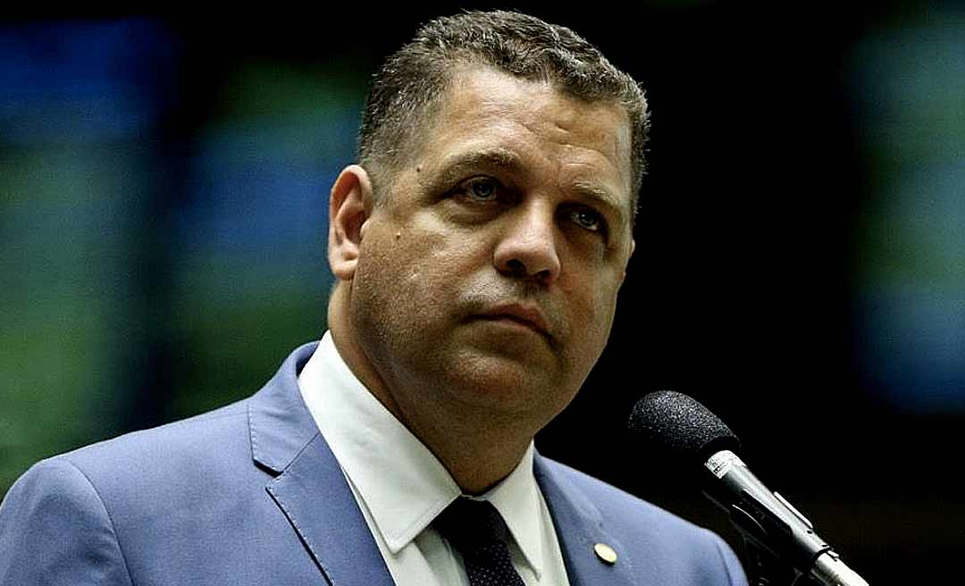 Rocha critica proposta aprovada por senadores e apoiada por Gladson