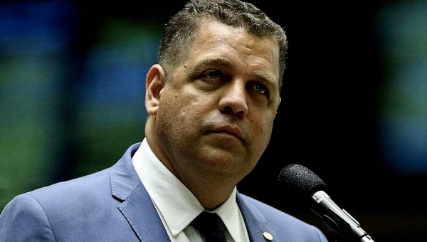 Rocha critica proposta aprovada por senadores e apoiada por Gladson