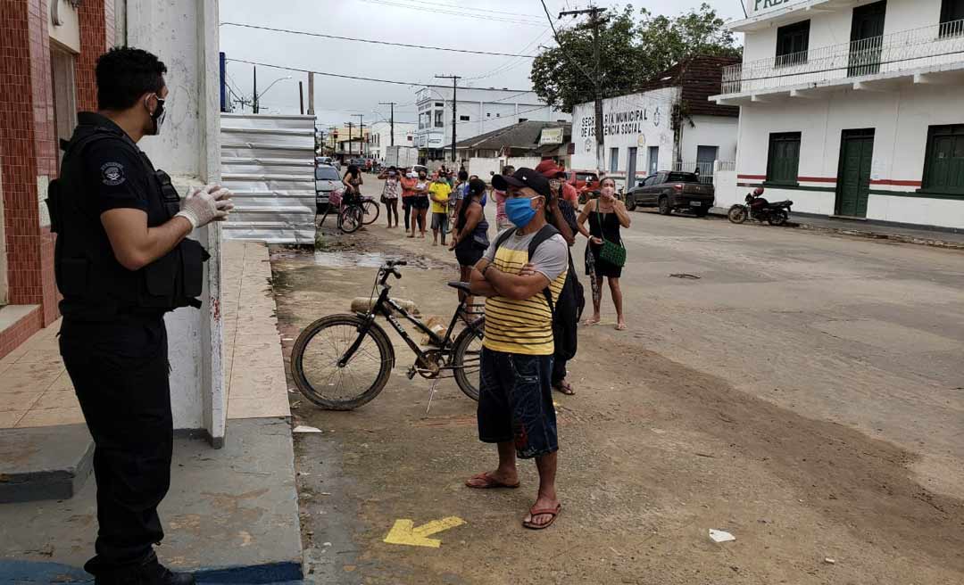 Em Tarauacá, prefeitura coloca seguranças para controlar filas em bancos e lotéricas