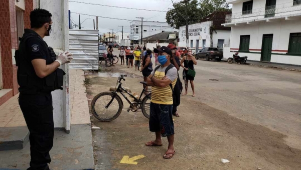 Em Tarauacá, prefeitura coloca seguranças para controlar filas em bancos e lotéricas