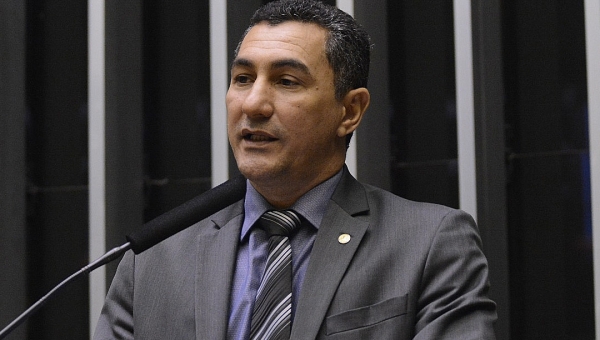 Jesus Sérgio apresenta emendas contra congelamento de salário dos servidores públicos
