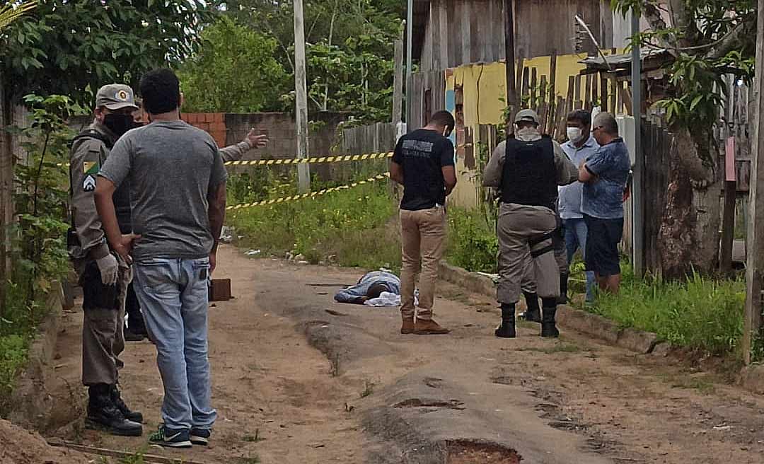 Jovem é morto na manhã desta quarta-feira a tiros na frente da própria casa no Vila Acre