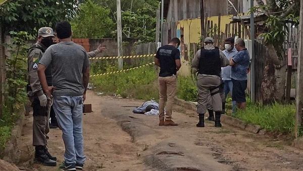 Jovem é morto na manhã desta quarta-feira a tiros na frente da própria casa no Vila Acre