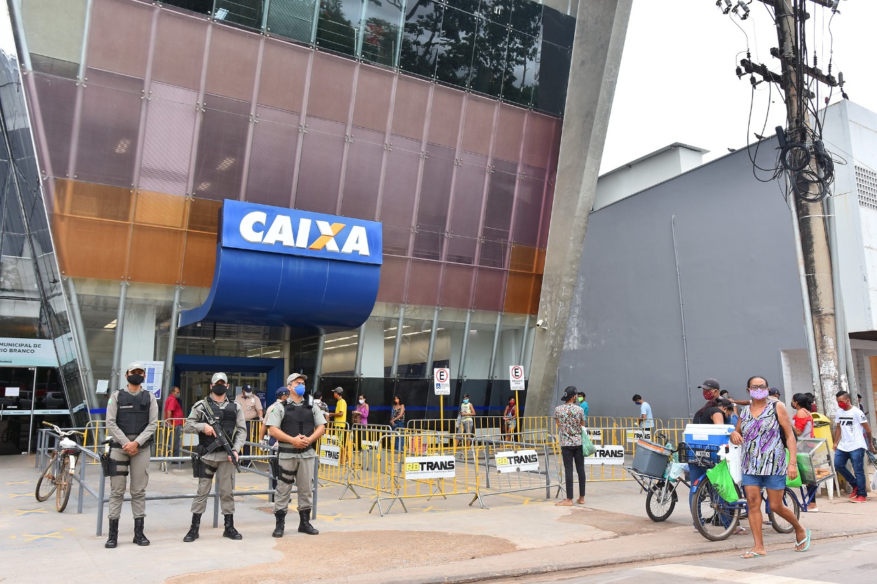 Operação da Prefeitura com apoio do CBMAC orienta comerciantes no Centro de Rio Branco