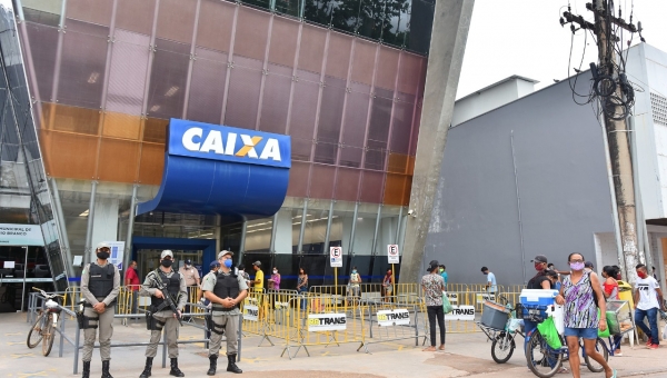 Operação da Prefeitura com apoio do CBMAC orienta comerciantes no Centro de Rio Branco