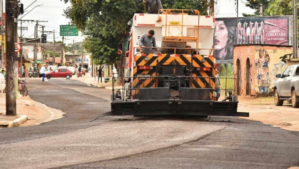 Prefeitura recupera parte da Rua 24 de Janeiro em experiência grátis com micro pavimento