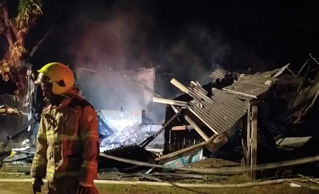 Incêndio destrói casa no bairro Santa Maria em Rio Branco; ninguém morreu