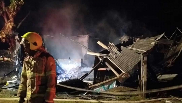 Incêndio destrói casa no bairro Santa Maria em Rio Branco; ninguém morreu