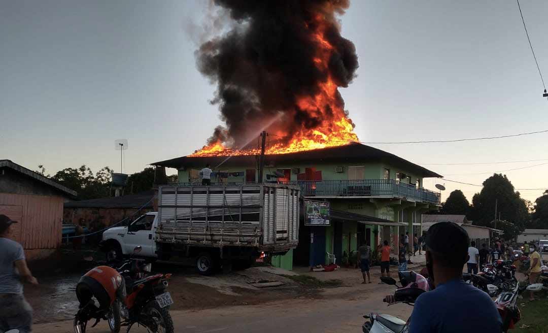 Incêndio destrói parcialmente prédio no município de Feijó neste sábado