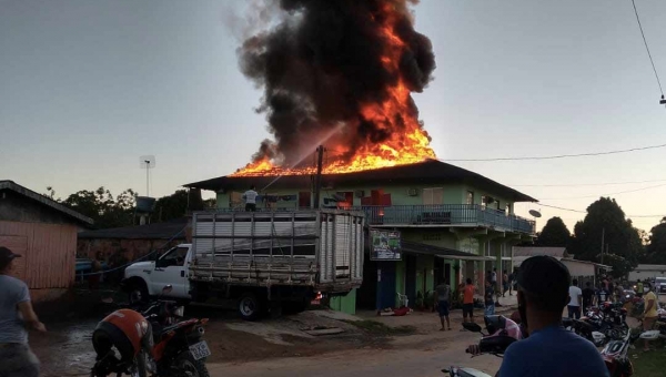 Incêndio destrói parcialmente prédio no município de Feijó neste sábado