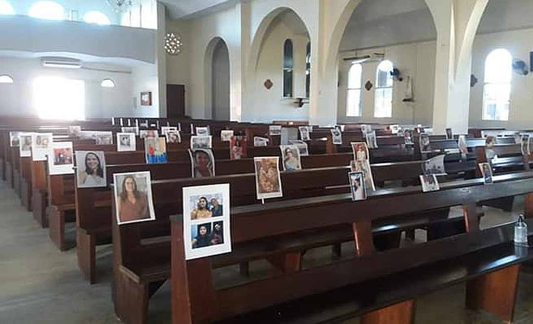 Fotos de mães são colocadas em bancos de igreja no interior do Acre em dia de homenagem