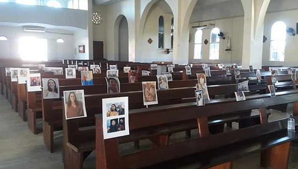 Fotos de mães são colocadas em bancos de igreja no interior do Acre em dia de homenagem