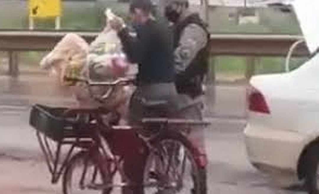 No meio da chuva, PMs do Acre doam cesta básica a vendedor ambulante, mostra vídeo