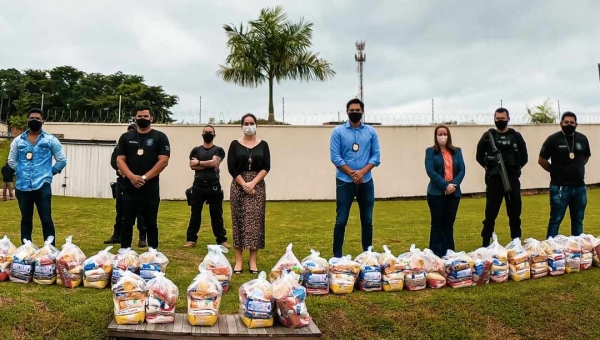 Policiais penais do Acre doam mais de uma tonelada de alimentos para famílias carentes