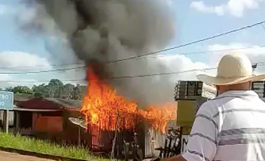 Incêndio destrói casa em Plácido de Castro; ninguém ficou ferido