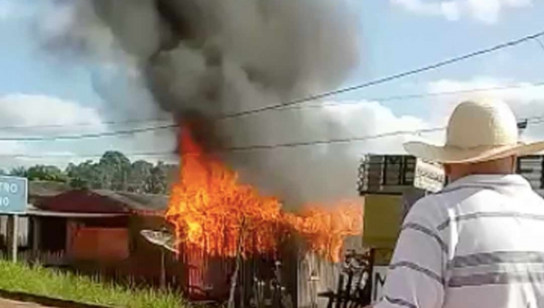 Incêndio destrói casa em Plácido de Castro; ninguém ficou ferido