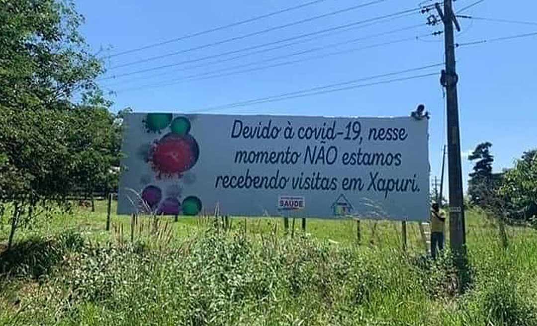 Outdoor colocado na Estrada da Borracha anuncia que Xapuri não está recebendo visitas