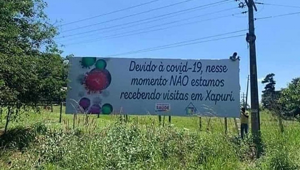 Outdoor colocado na Estrada da Borracha anuncia que Xapuri não está recebendo visitas