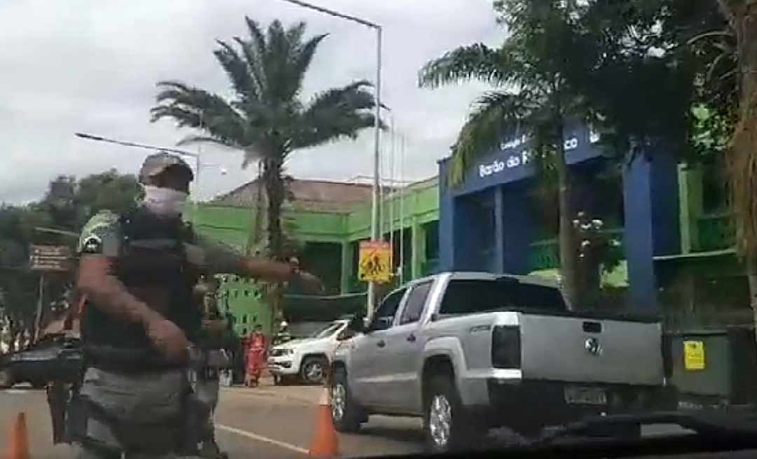 Controle do trânsito é feito no Centro de Rio Branco por causa de rodízio