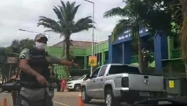 Controle do trânsito é feito no Centro de Rio Branco por causa de rodízio