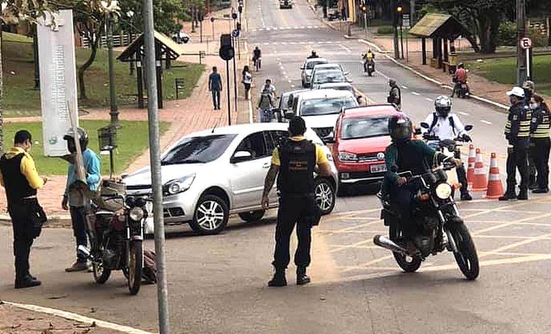 Agentes montam barreiras no primeiro dia de rodízio e vereadores protestam