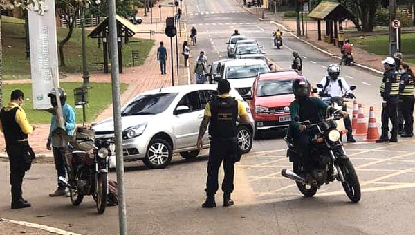 Agentes montam barreiras no primeiro dia de rodízio e vereadores protestam