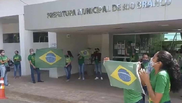 "O vírus vai passar, queremos trabalhar", gritam trabalhadores da Havan em protesto em Rio Branco