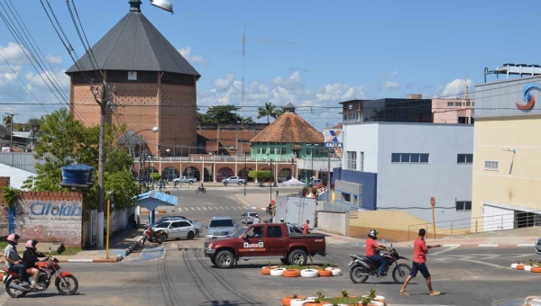 Em Cruzeiro do Sul, pessoas com covid-19 que forem flagradas nas ruas vão pagar multa de R$ 1 mil e podem até ser presas