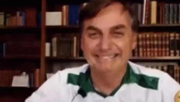 Bolsonaro: ‘Quem é de direita toma cloroquina, quem é esquerda, tubaína’