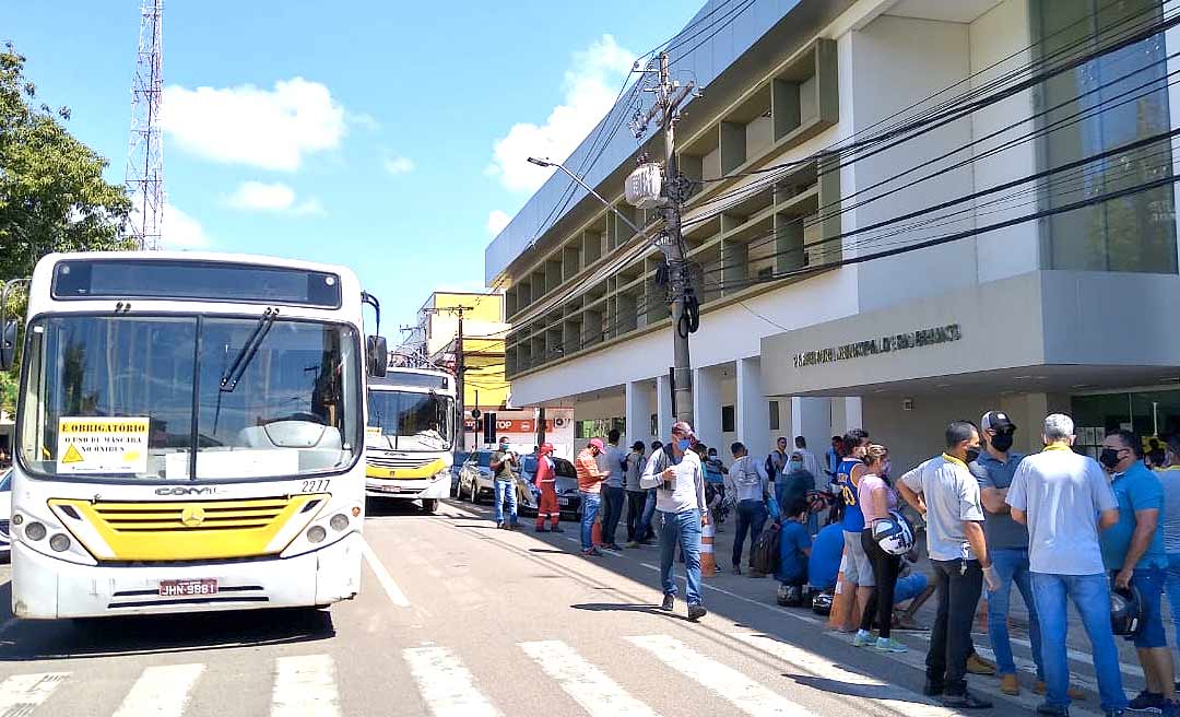 Em protesto contra atrasos salariais, motoristas de ônibus interditam o centro de Rio Branco