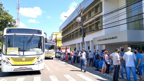 Em protesto contra atrasos salariais, motoristas de ônibus interditam o centro de Rio Branco