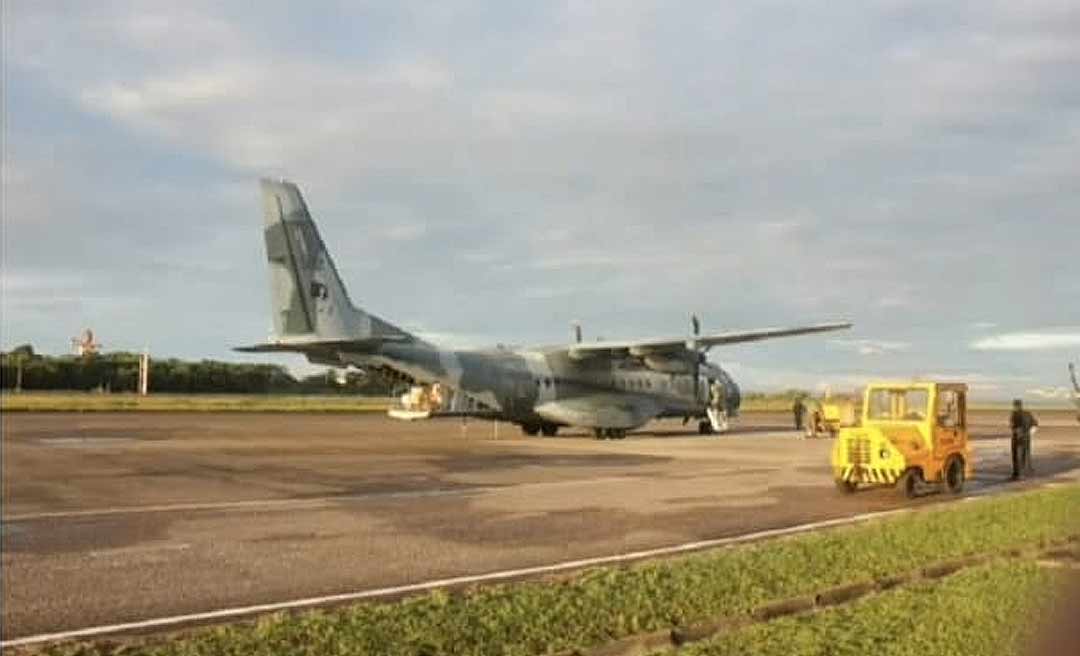 Bolsonaro mostra avião da FAB transportando cloroquina para o Acre