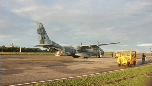 Bolsonaro mostra avião da FAB transportando cloroquina para o Acre