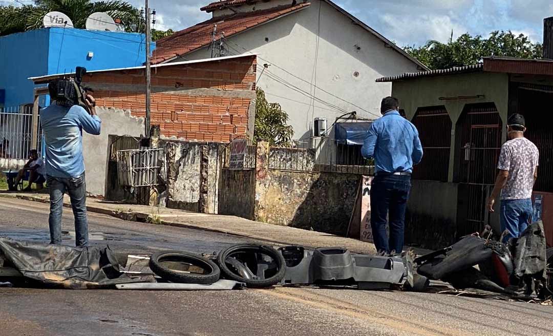 Rua Isaura Parente é fechada em protesto contra esgoto estourado