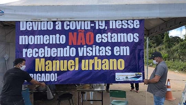 Por medo da covid-19, faixa na entrada de Manuel Urbano avisa: "Não estamos recebendo visitas"