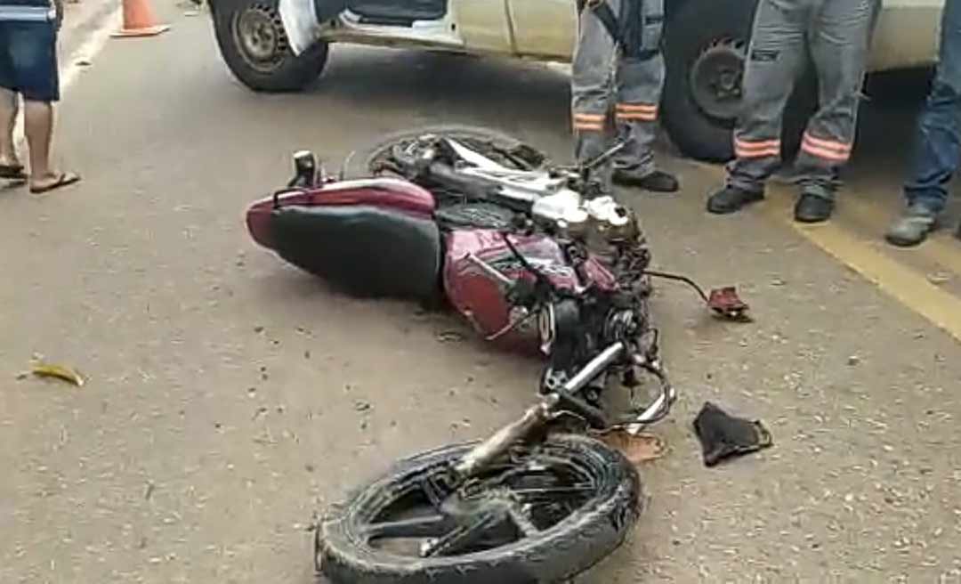 Motoqueiro é levado em estado grave para o PS após partir a moto ao meio em colisão com carro