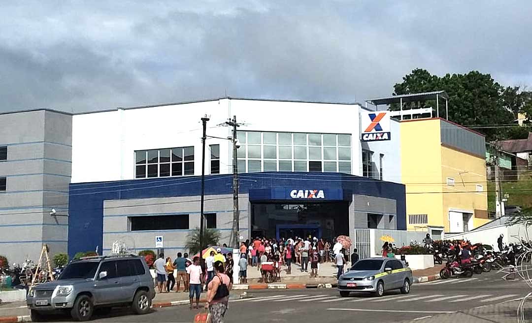 Mulher com Covid-19 tenta sacar auxílio na Caixa, mas foge antes da chegada dos fiscais