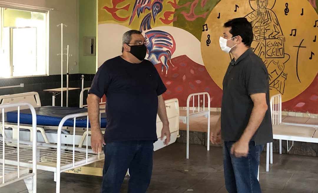 Roberto Duarte visita a reforma do local que abrigará o hospital de campanha em Sena Madureira