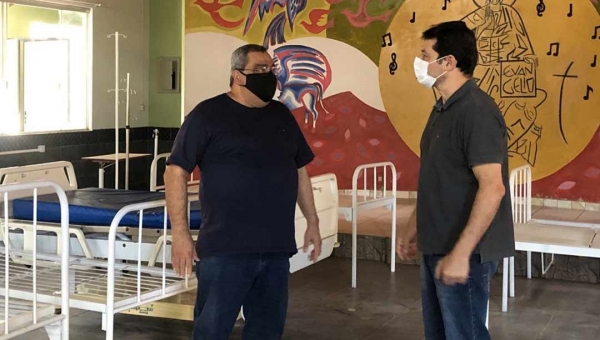 Roberto Duarte visita a reforma do local que abrigará o hospital de campanha em Sena Madureira