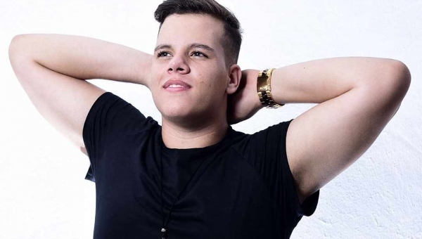 Jovem cantor acreano faz show solidário neste domingo para ajudar famílias da Cidade do Povo