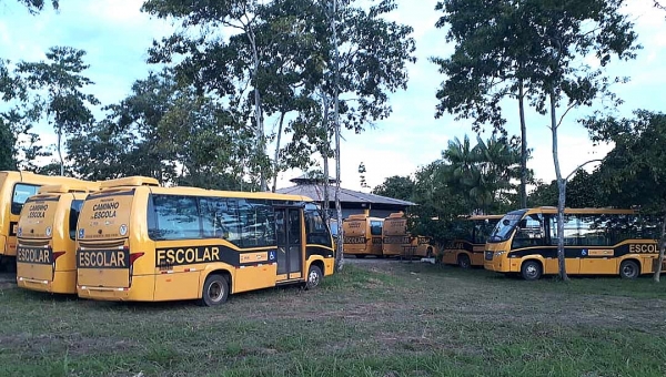 Estado adquire novos ônibus escolares com acessibilidade para pessoas com deficiência