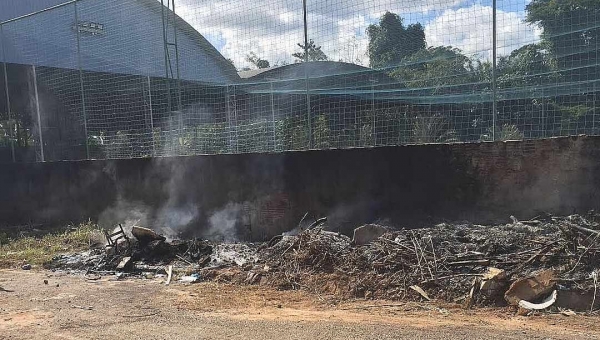 Moradores do Conjunto Mariana denunciam queimada urbana; fumaça agrava o frágil sistema de Saúde